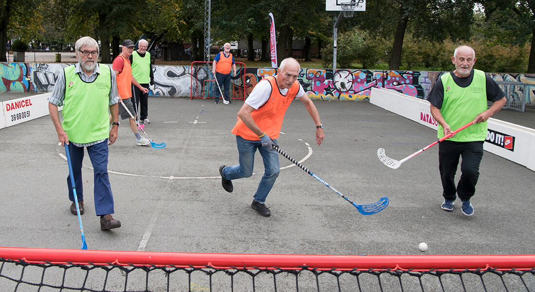 Ældre mænd spiller hockey. Fotograf Rune Johansen