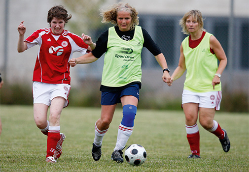 Kvinder der spiller fodbold med kolleger får øget sundhed