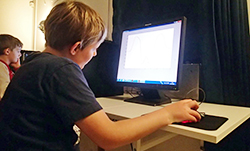 dreng ved computer